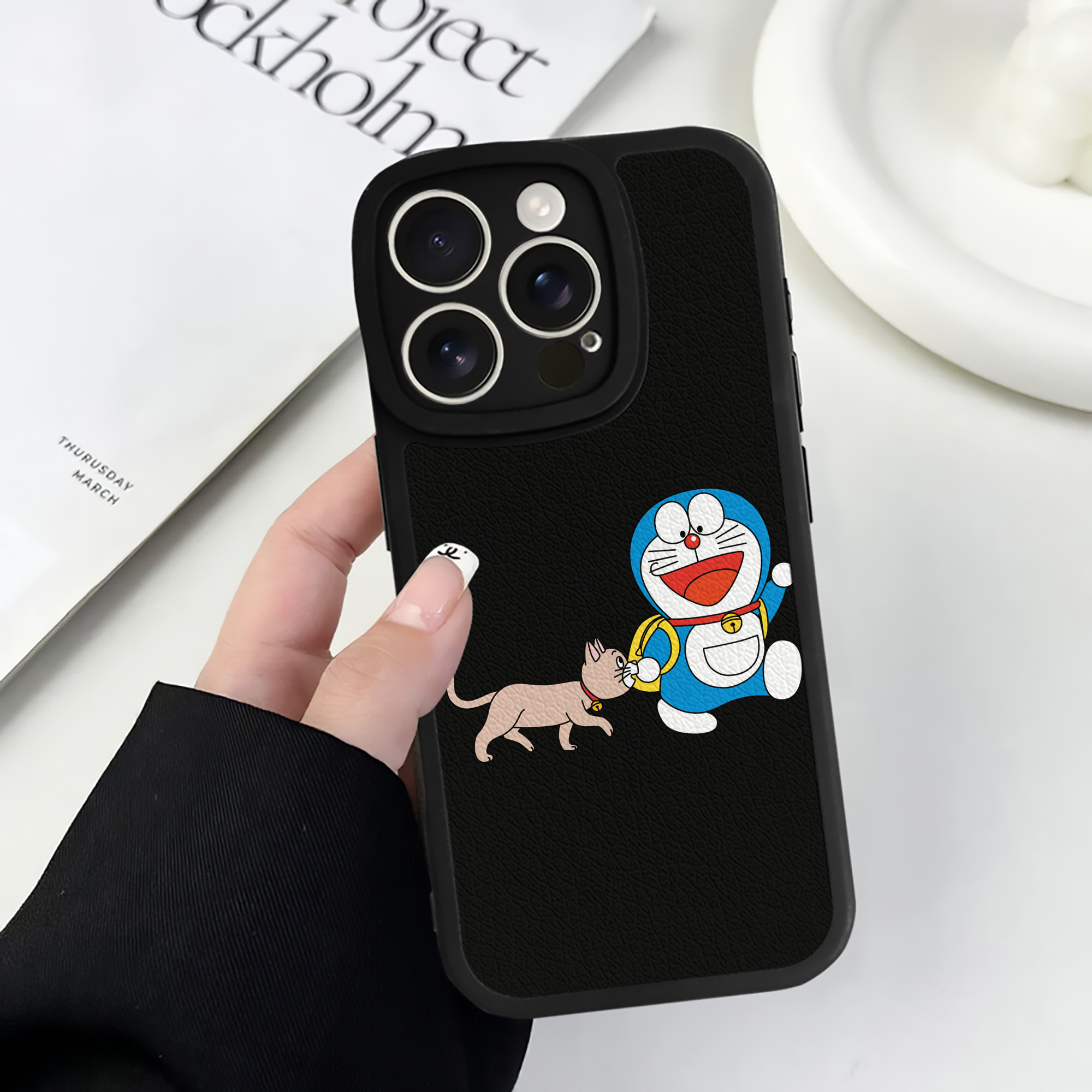 （画像用） ドラえもん Doraemon 【iPhone 16シリーズ対応】シリコンスマホケース（レザー調） 材質：シリコン